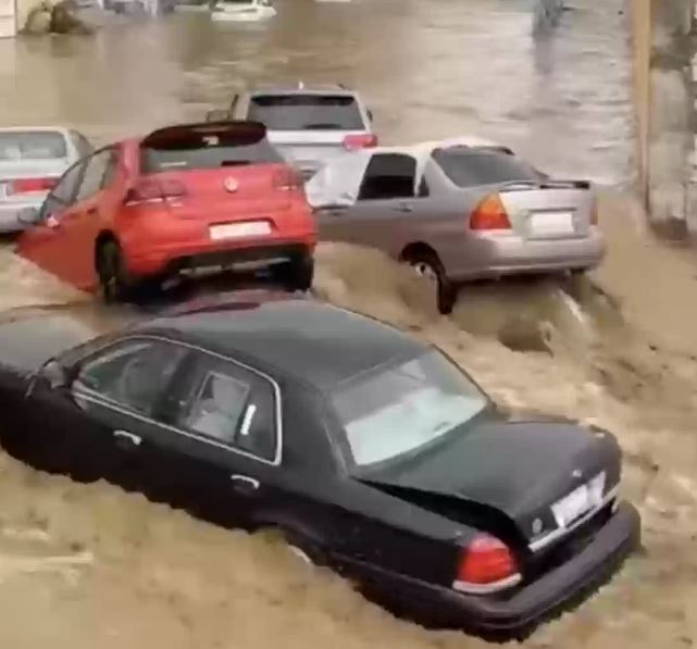 أمطار غزيرة لم تشهدها السعودية من قبل تغرقها بالسيول وتضرب كافة محافظات المملكة 