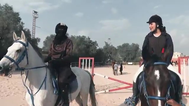 شاهد فتيات سعوديات يُبهرن الجميع ويمارسن رياضة ركوب الخيل وقفز الحواجز بصورة مذهلة!! 