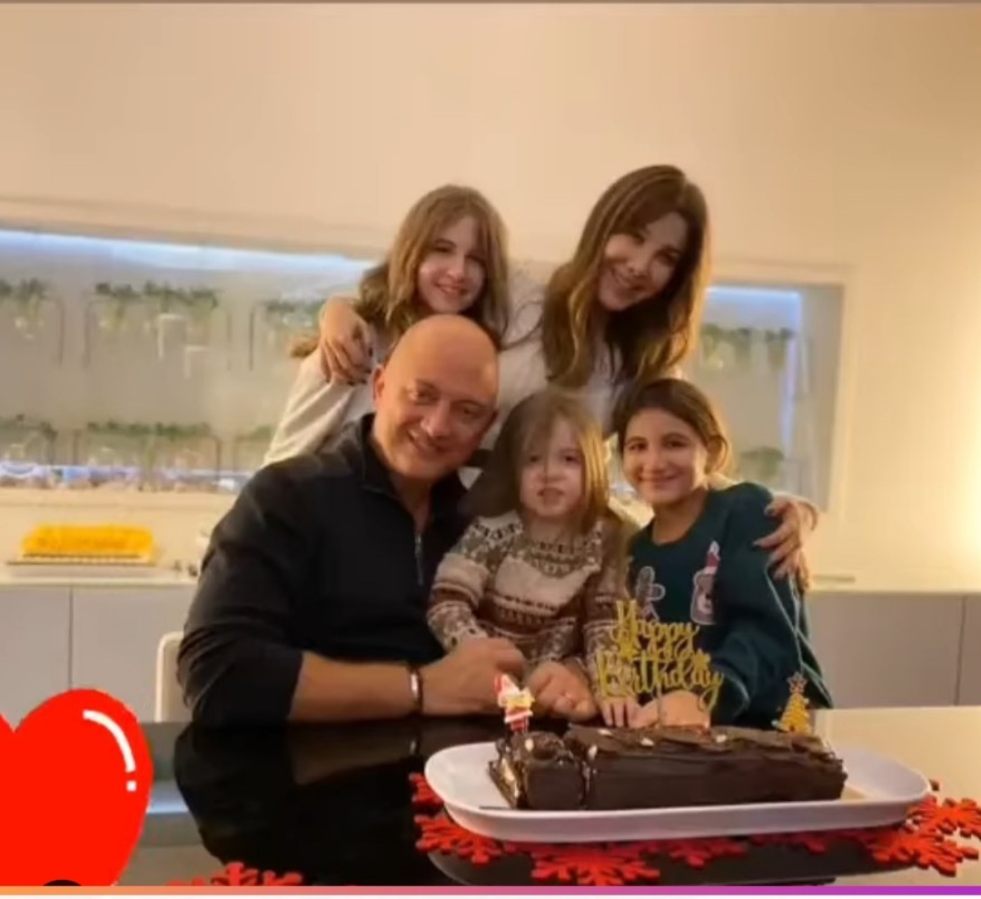  الفنانة نانسي عجرم تحتفل بعيد ميلاد زوجها الهاشم .. وبناتها يخطفن منها الأنظار بجمالهن الساحر | شاهد