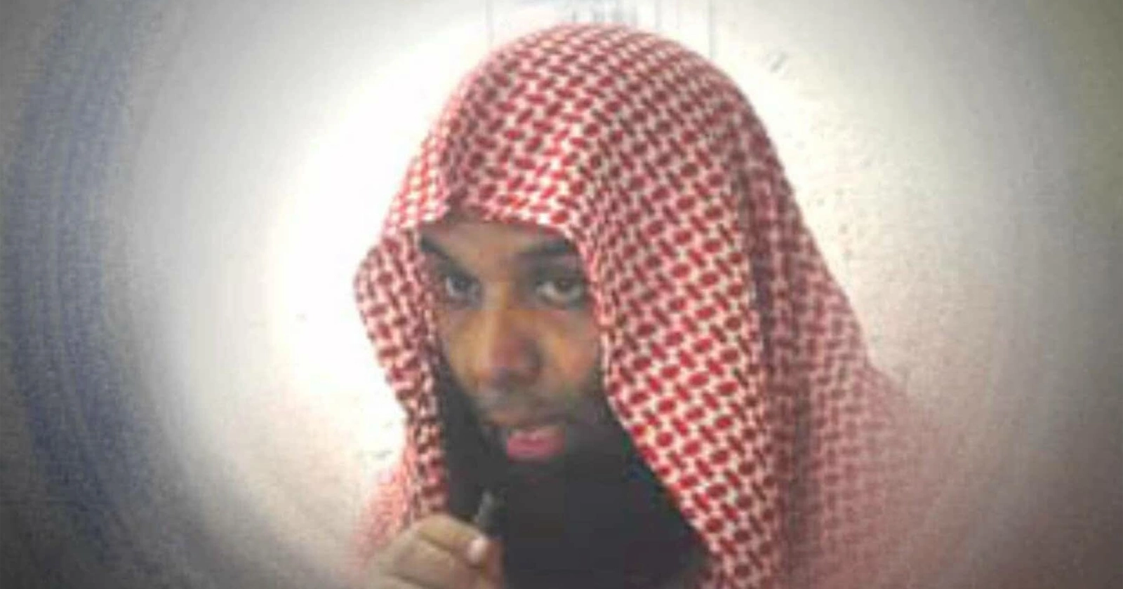 شاهد تسريب صورة للداعية السعودي المعتقل خالد الراشد في وضع مأساوي يثير ضجة واسعة على مواقع التواصل
