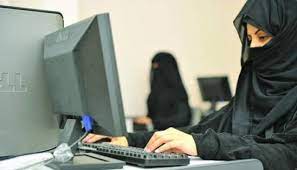 صدمة العمر ..سعودي يتجسس على اخته في مكان شغلها؛ فاكتشف أمر مذهل جعله ينهار من البكاء على الفور