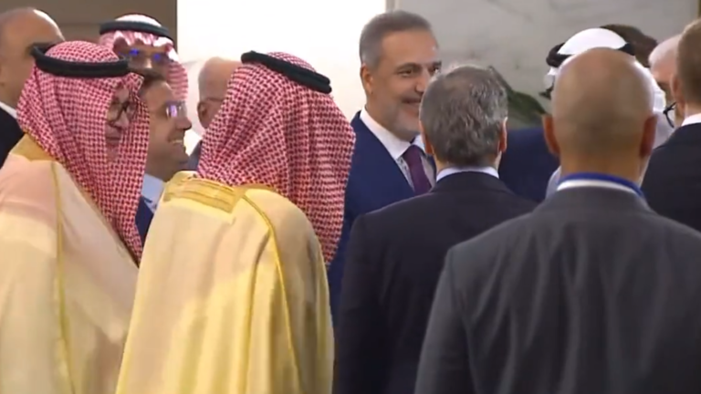 شاهد مصافحة الرئيس الإماراتي لوزير الداخلية السعودي في روما تثير تفاعلا كبير