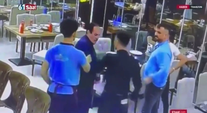 لن تصدق ردة فعل سائح سعودي في تركيا تجاه عمال مطعم أتراك حاولوا إهانته بطرده من المحل بسبب ارتدائه الثوب..شاهد