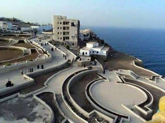 وصول اليات الى قصر المعاشيق بعدن تابعة لهذا الطرف الذي سيتولى حماية القصر