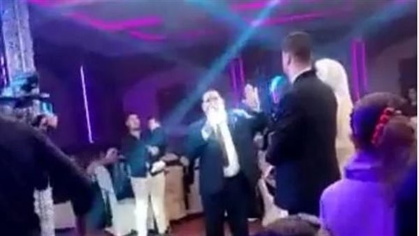 مفاجأة صادمة..قدام المعازيم .. أبّ يطلّق زوجته في الميكروفون ليلة زفاف ابنته في هذه الدولة العربية..شاهد ردة فعلها !
