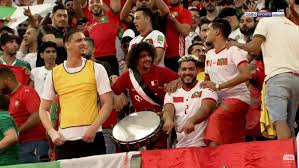 شاهد ..ملاطف حميدي يشعل مدرجات كأس العالم وردة فعل غير متوقعة للمنتخب الذي كان يشجعه