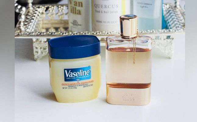  ضعي قليلًا من العطر على الفازلين في هذه المنطقة وشاهدي النتيجة المذهلة بنفسكِ!!  ..  لن تتخلى عنها ابدا