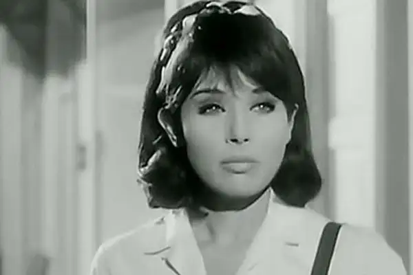  لبنى عبد العزيز