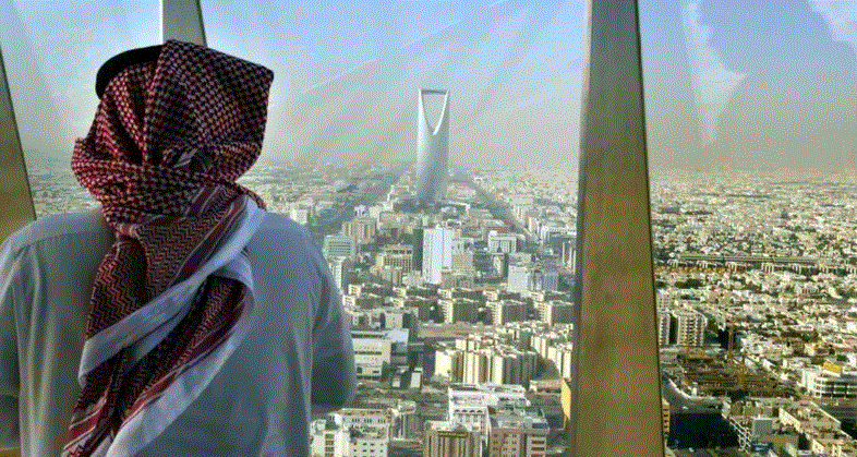 مقيم مصري ينفجر بالبكاء بسبب ما فعله معه رجل أعمال سعودي وابنائه!