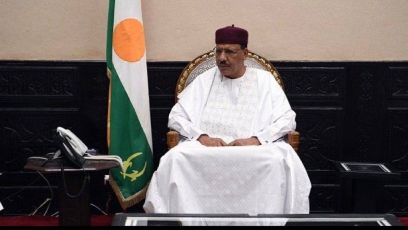 ماذا يجري؟..انقلاب عسكري واحتجاز الرئيس داخل قصره واعتقال وزير داخلية هذة الدولة