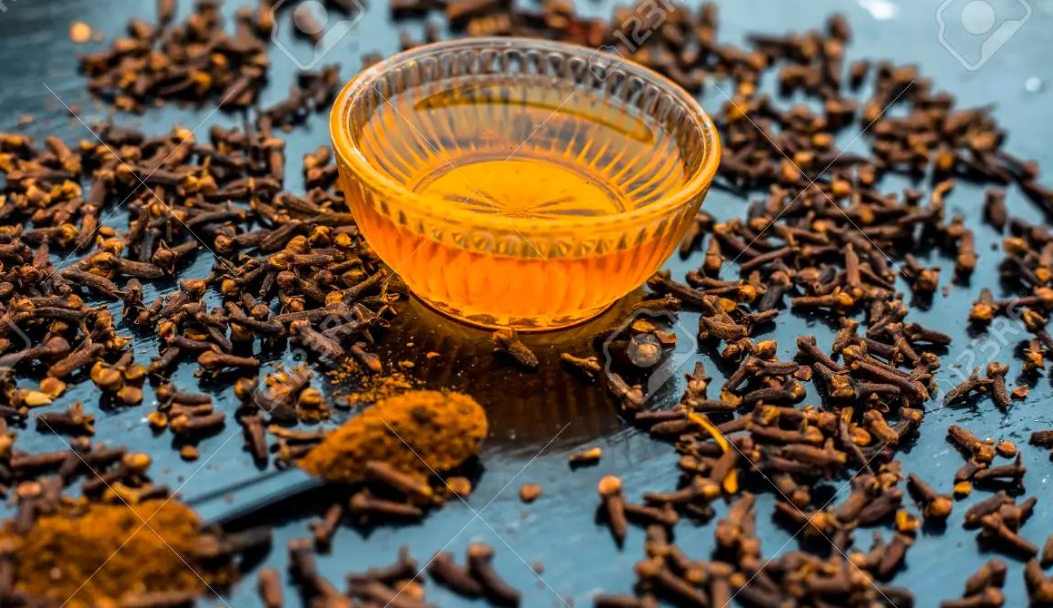 العسل والقرنفل