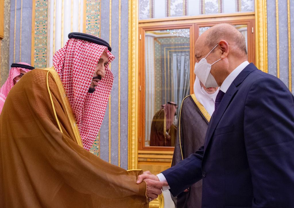 الملك سلمان ورشاد العليمي