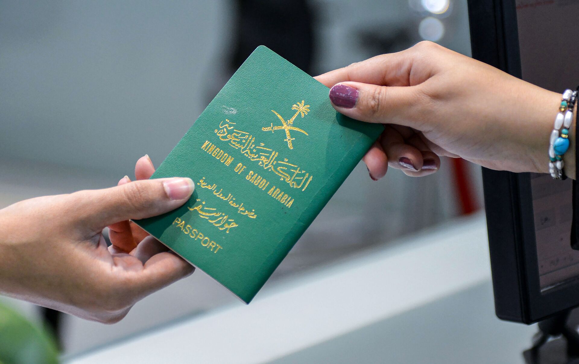 متفوقاً على الجواز الأمريكي والبريطاني.. 5 دقائق فقط للحصول على “جواز السفر السعودي”