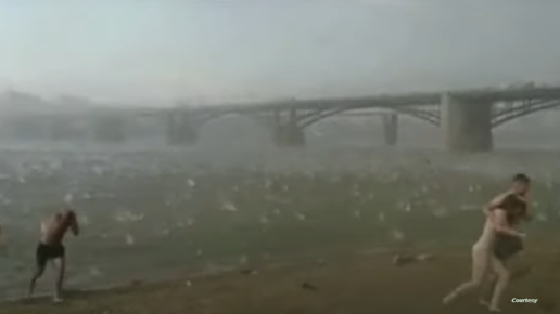حجارة من السماء تضرب شاطئا للعراة في السويد !