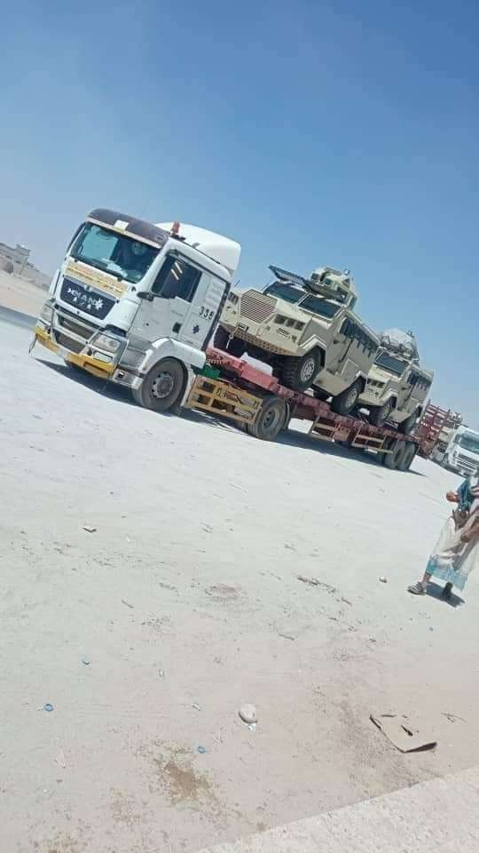 اليمن ..لاول مرة مدرعات عسكرية ضخمة تابعة لهذا الطرف بطريقها الى هذه المحافظة