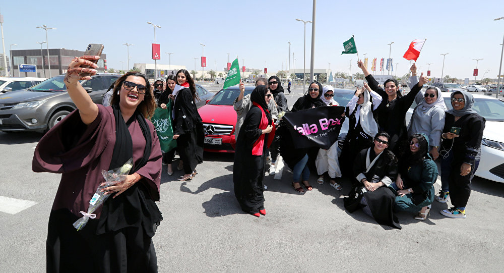 عالم سعودي كبير يحسم الأمر بشأن خروج المرأة بعباءة حمراء