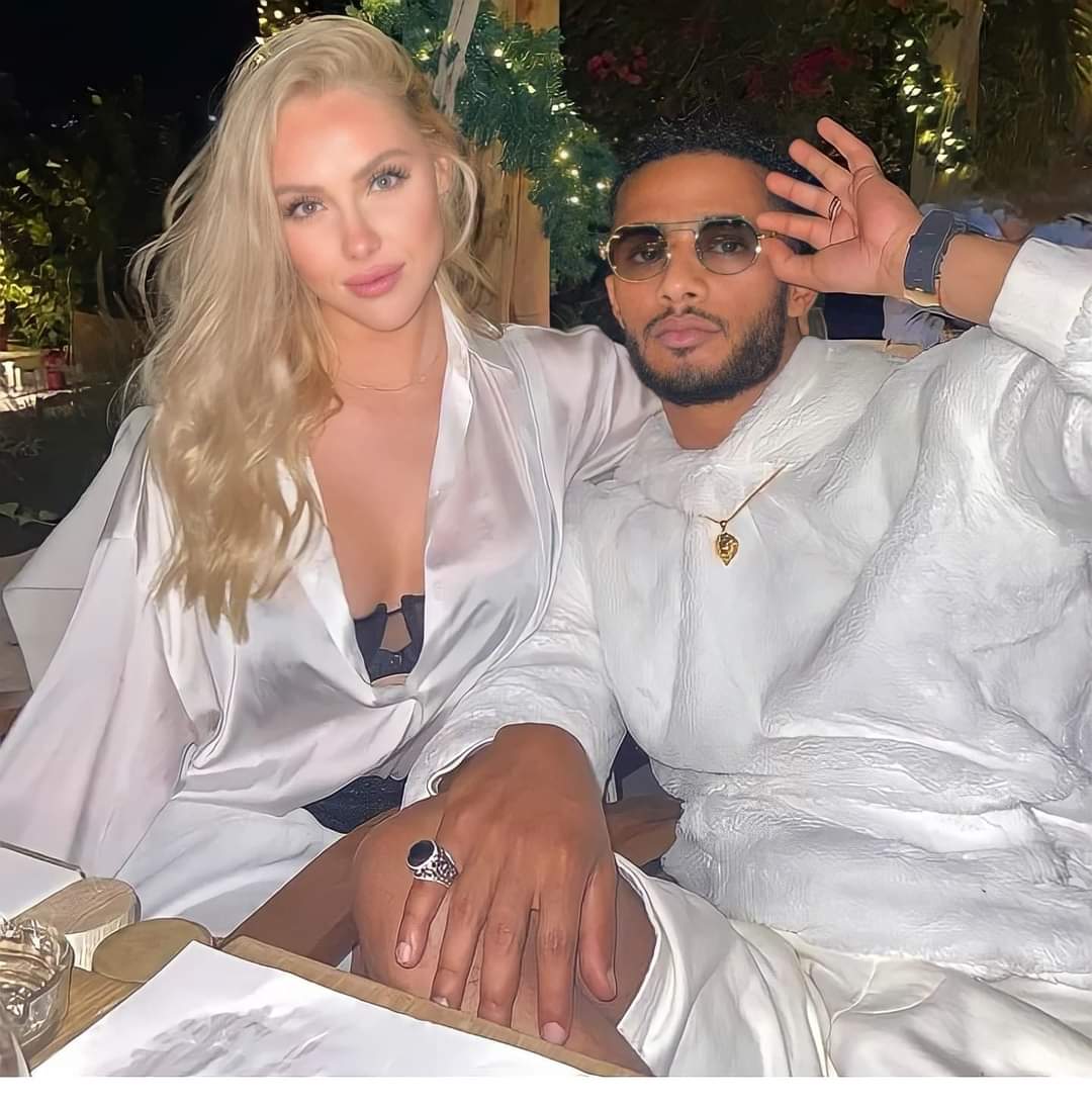 محمد رمضان وفتاة شقراء