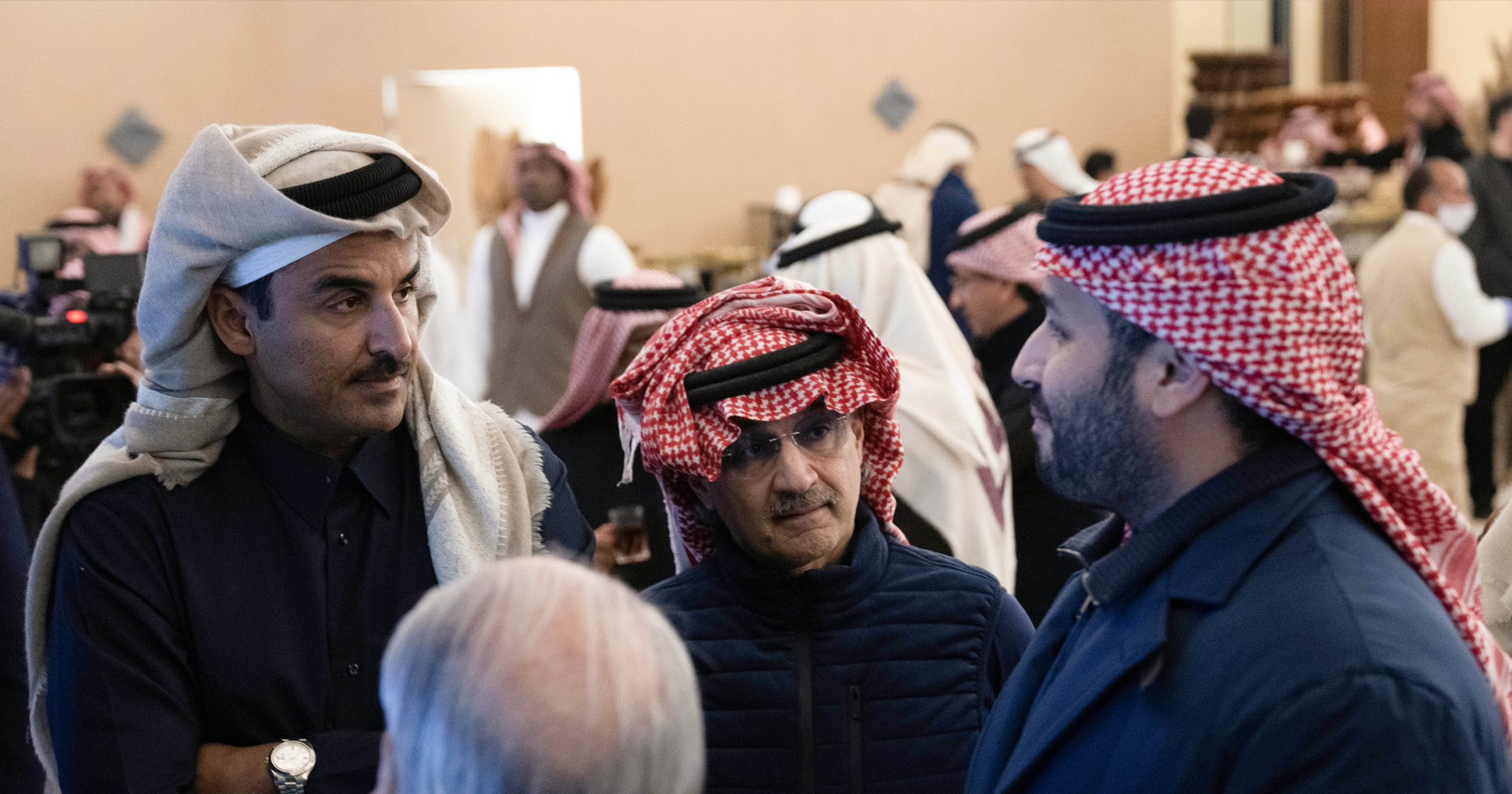 شاهد صورة تجمع أمير قطر مع الوليد بن طلال في حضرة ولي العهد السعودي الأمير محمد بن سلمان .. تفاصيل ماجرى ولفت انتباه الجمهور !
