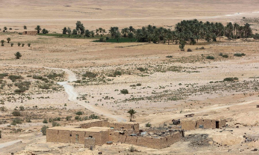 مرأة سعودية تترك حياة الرفاهية وتقررالعيش في صحراء قاحلة .. سيصدمك السبب