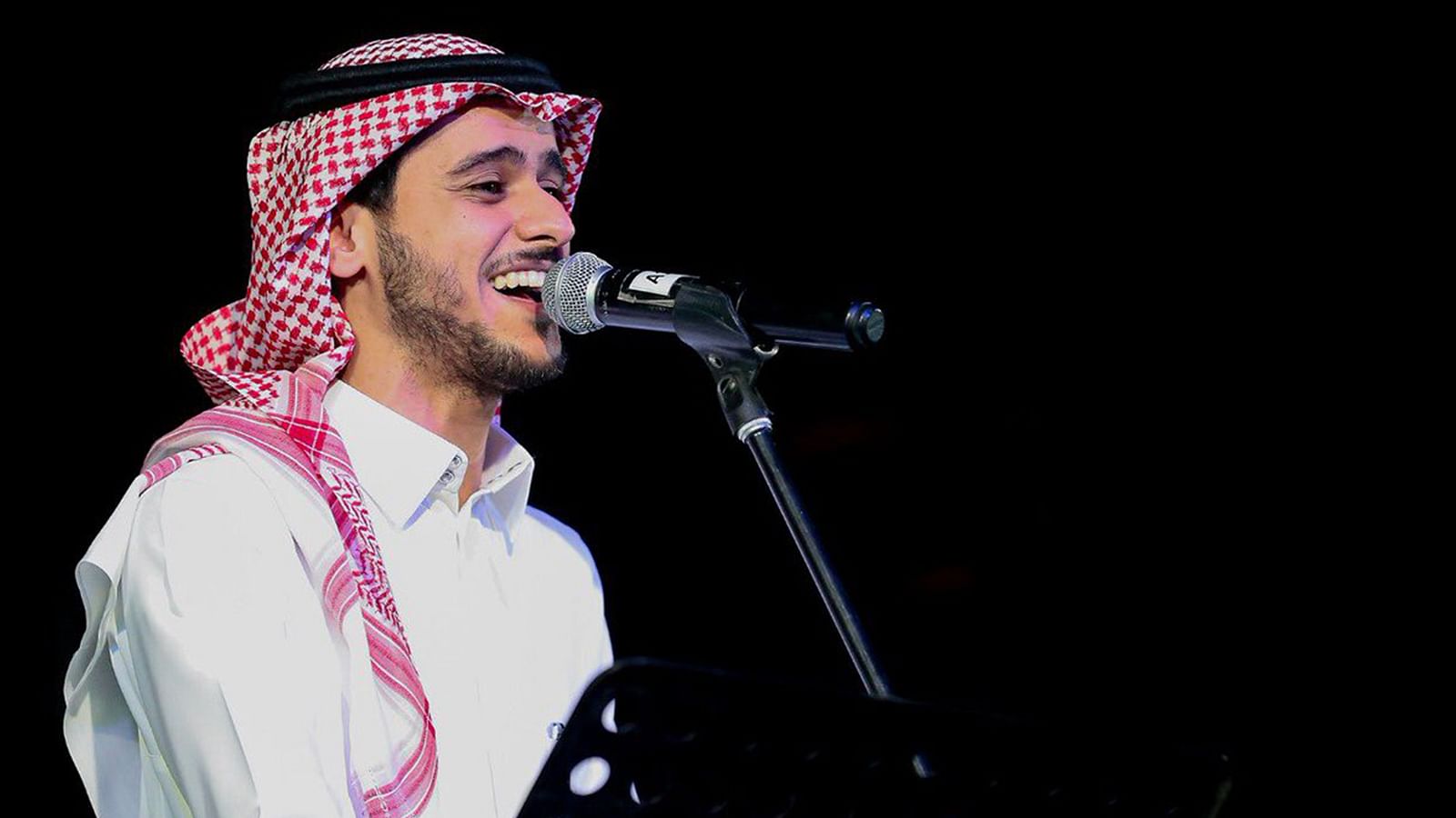 مالايخطر ببال .. حسناء سعودية تحرج فنان شهير على المسرح أمام زوجته.. لم تستطع تملك نفسها أمام وسامته وقامت بهذا الامر الصادم!