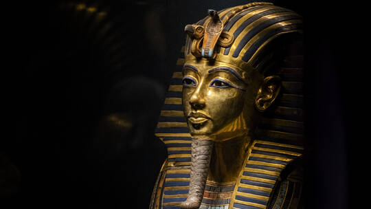 الكشف عن عبارة صادمة ومرعبة مكتوبة على القناع الذهبي للفرعون المصري توت عنخ آمون؟ لن تصدق ما هي