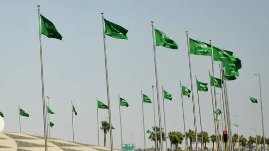 السعودية.. فيديو لشخص تنكر بزي نسائي وسط مدينة الرياض والنهاية كانت مرعبة ..شاهد