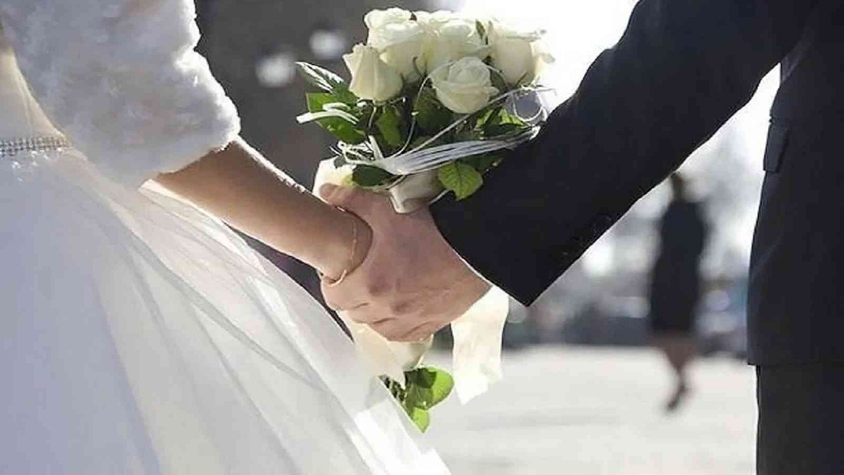 في السعودية ..فتاة تطلب الطلاق منتصف ليلة الدخلة بعدما خلع العريس ملابسه.. وما فعله بها في أول ليلة جعلها يجن جنونها وتفر هاربة!!
