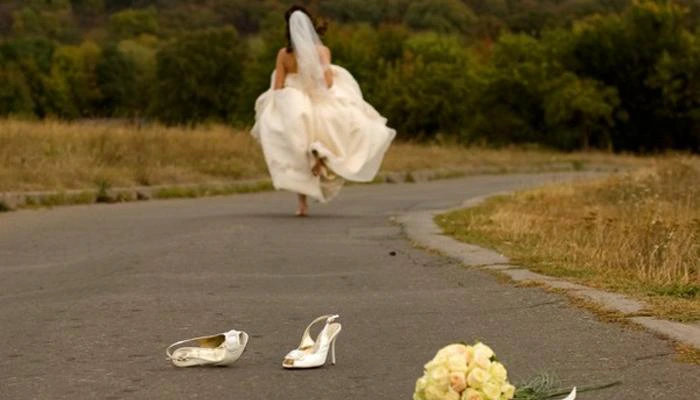 همس في أذن عروسته بشيءٍ غريب ليلة الزفاف جعلها تهرب منه فورا ..لن تتوقع ماقاله لها ؟