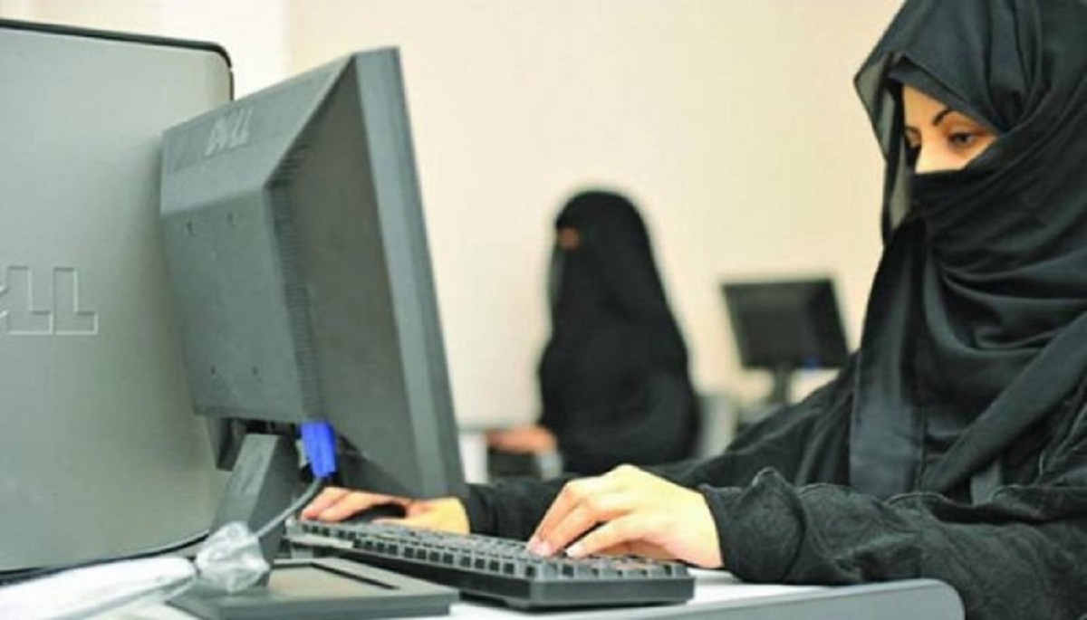 صدمة غير متوقعة..مواطن في السعودية يكتشف ما يحدث لزوجته الموظفة بمجرد أن تستلم راتبها البالغ 6 آلاف ريال سعودي