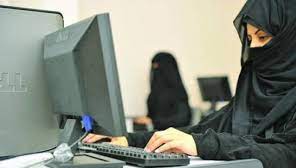 شاب سعودي يراقب اخته في مكان عملها.. فاكتشف أمر مذهل جعله ينهار من البكاء!! 