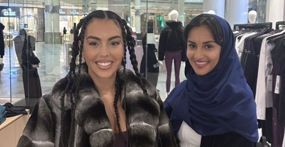 شاهد جورجينا تثير جنون السعوديات بعد ان اظهرت مفاتنها وهي تتجول برفقة أميرة سعودية..شاهد الصور