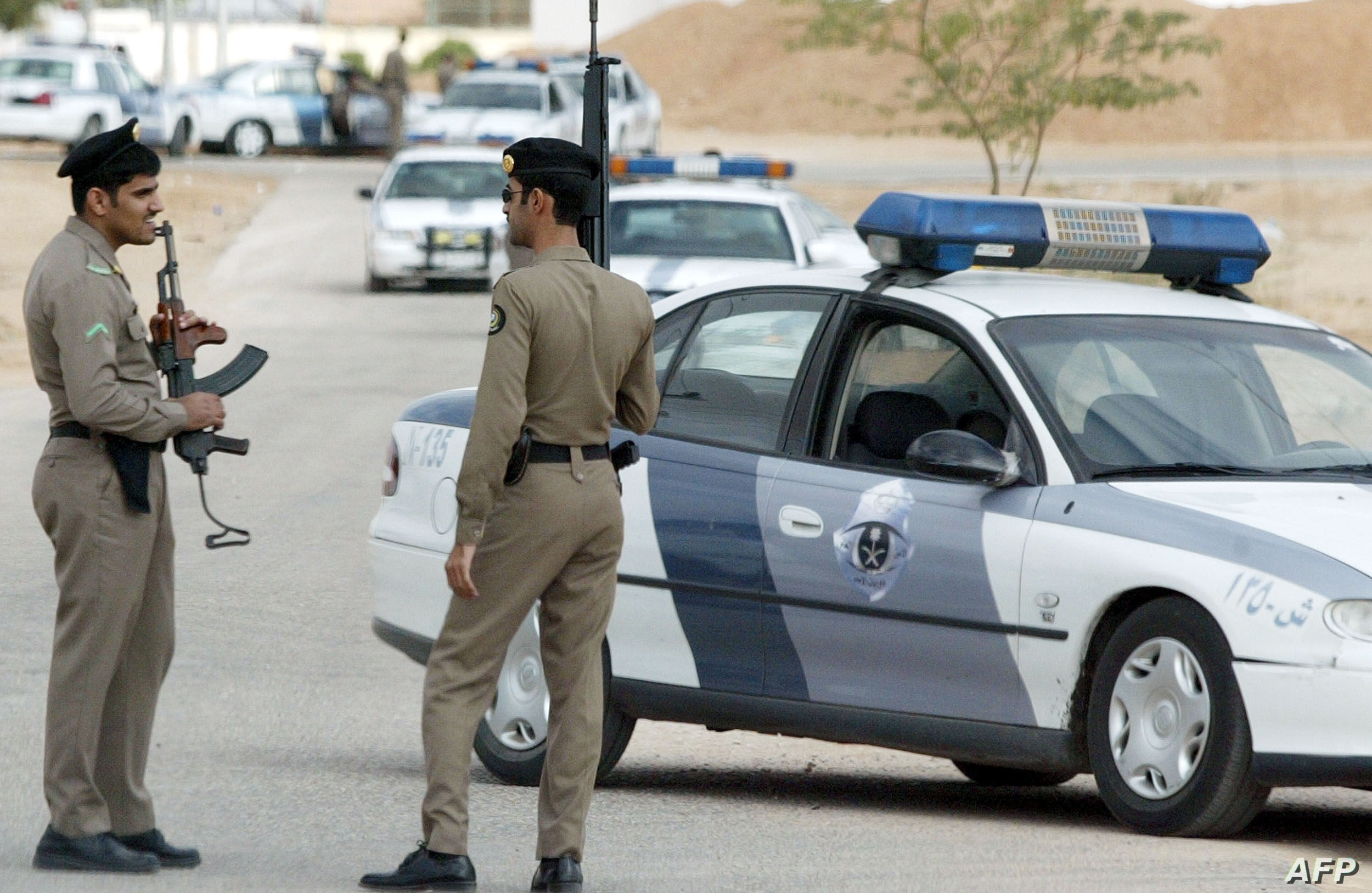 شاهد ..امرأتان ورجل نسوا أنهم في شهر رمضان وقاموا بفعل مخجل وسط الشارع بلا خجل في السعودية!