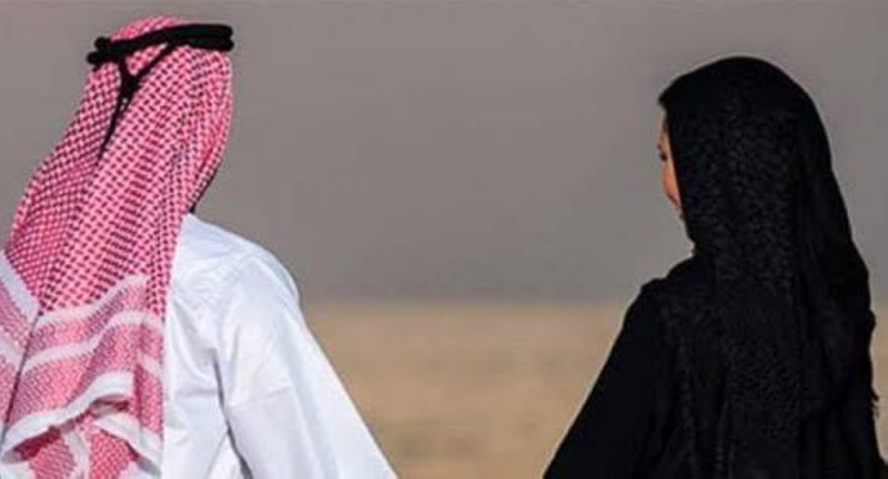 سعودية لم تستطيع ان تتمالك نفسها أمام وسامة شاب وسيم يعمل في محل لبيع العطور .. لن تصدق ماذا طلبت منه !