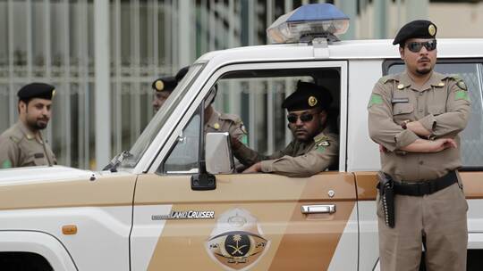 شاب يرتدي ملابس نسائية وكعب عالي داخل مول سعودي يثير ضجة كبيرة ..شاهد النهاية الصادمة