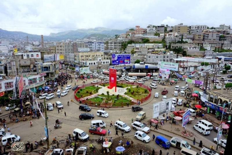 فاجعة جديدة تهز اليمن ..شاهد مواطن  يقدم على إحراق نفسه وسط سوق مركزي (صورة+تفاصيل)