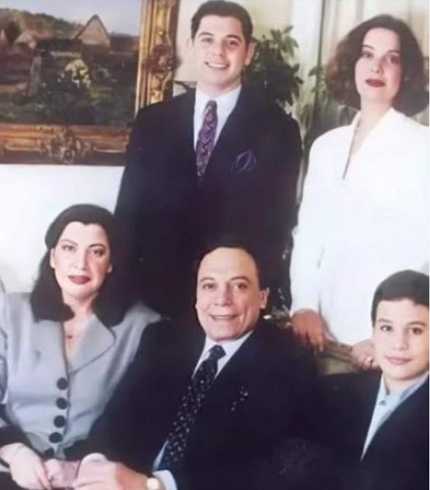 عادل امام مع افراد من عائلته